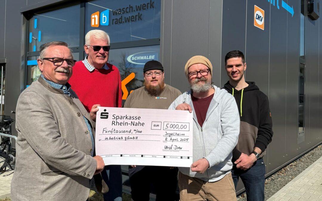 Der Lions Club Ingelheim spendet dem Inklusionsbetrieb wasch.werk & rad.werk 5.000 Euro.